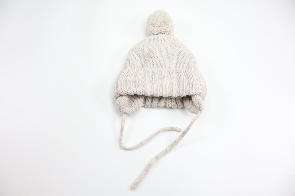 Fleecefodrad mössa med tofs från H&M - Storlek 62/68 - Beige