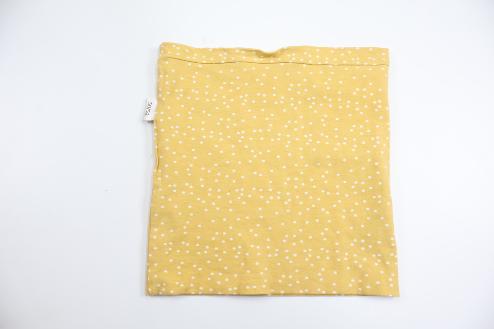 Prickig halskrage från Lilla Grodan Design - Storlek 50/52 - Gul