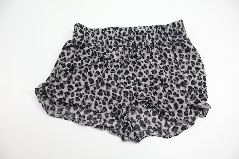 Leopardmönstrade shorts från H&M - Storlek 134 - Grå