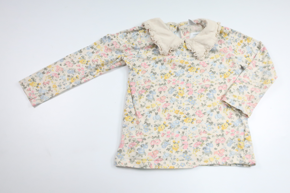 Blommig tröja från Lindex - Storlek 122 - Benvit