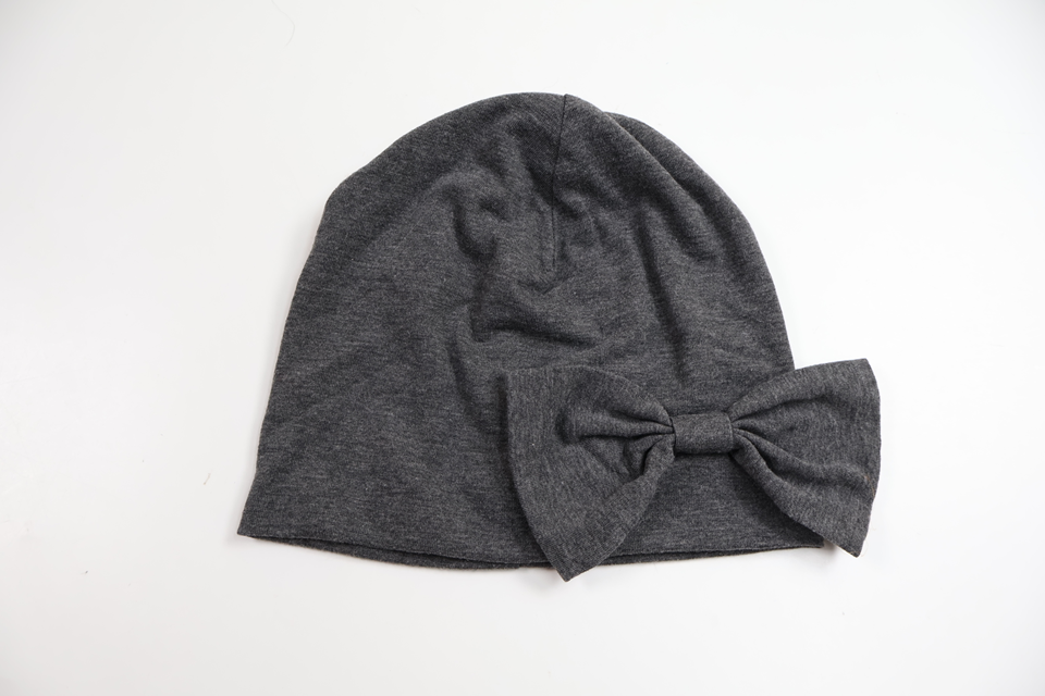 Mössa med rosett från Åhléns - Storlek 50/52 - Grå