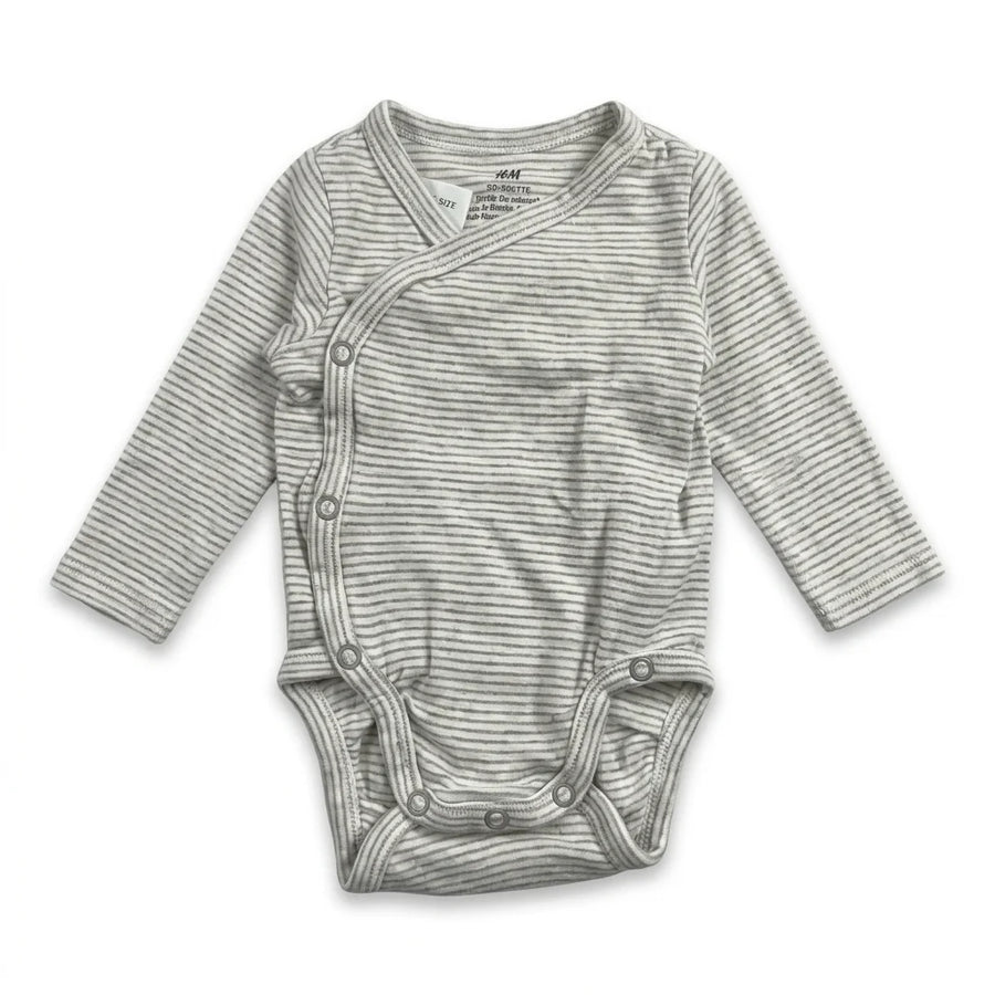 Randig body från H&M - Storlek EUR 56, US NB - Vit