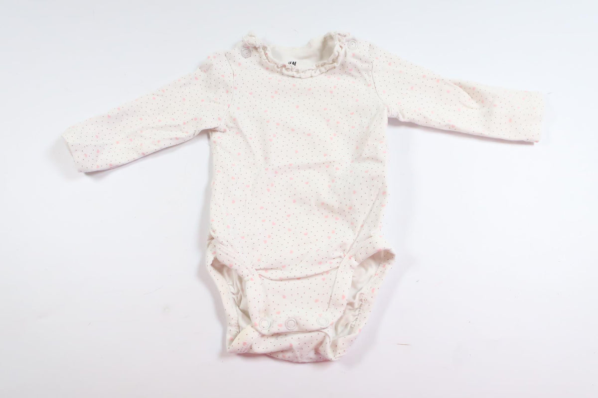 White long-sleeved bodysuit with hearts and dots from H&amp;M in size 50