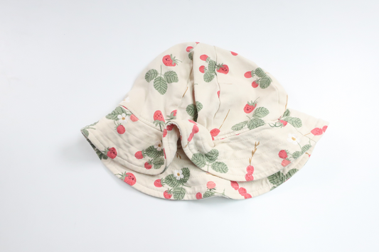 Sun hat with strawberries from Lindex - Size 40/46 - Off-white