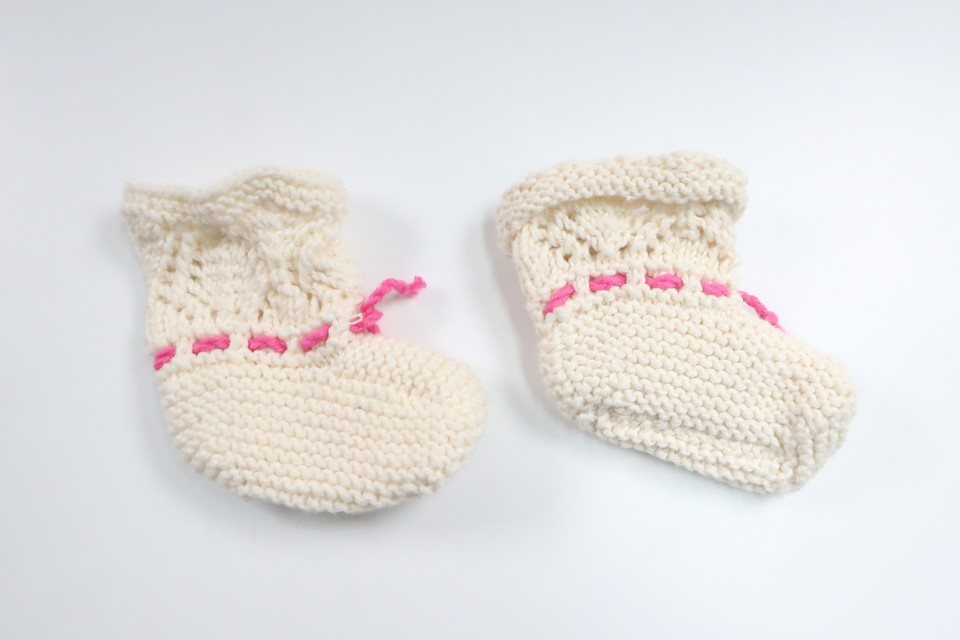Knitted booties from Hemstickat - Size 56/62 - Off-white