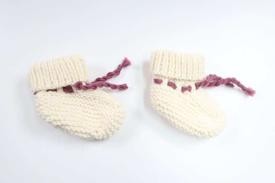 Knitted booties from Hemstickat - Size 56/62 - Off-white