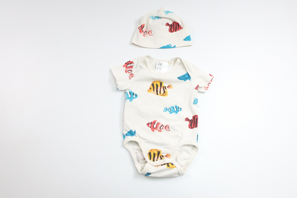 Bodysuit with fish and matching hat from H&amp;M - Size 56 - White