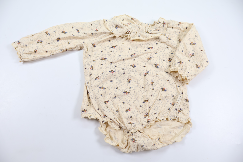 Floral body with ruffle from Kongens Slöjd - Size 74/80 - Beige