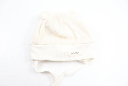 Mössa i fleece med öron från Newbie - Storlek 50/56 - Benvit