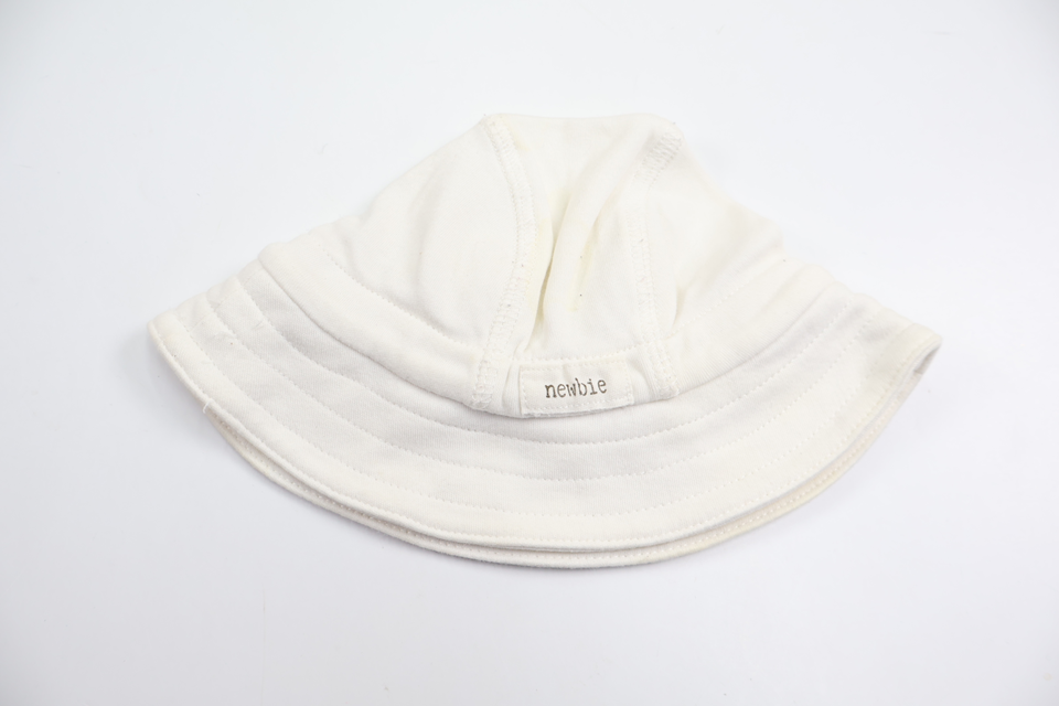 Mjuk solhatt från Newbie - Storlek 56/62 - Vit
