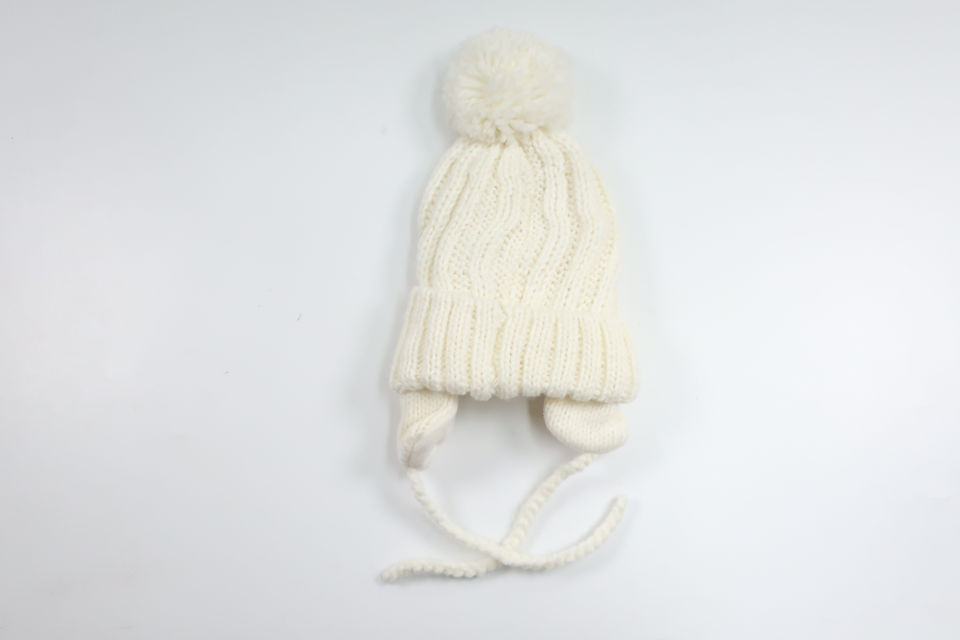Fleece-lined hat with tassel from Åhléns - Size 42/44 - Off-white