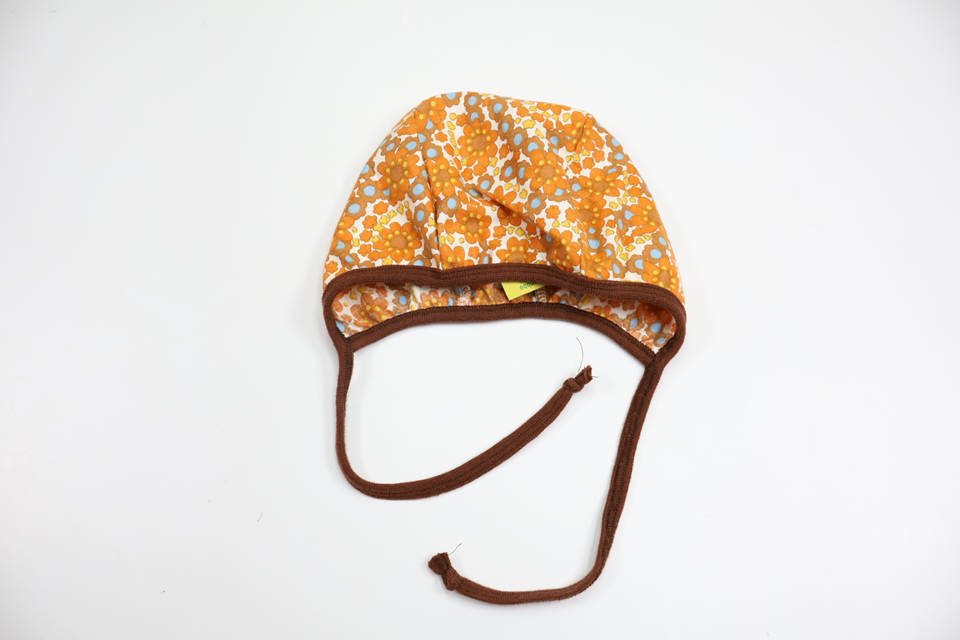 Blommig hjälmmössa från Bonkelimini - Storlek 62/68 - Orange