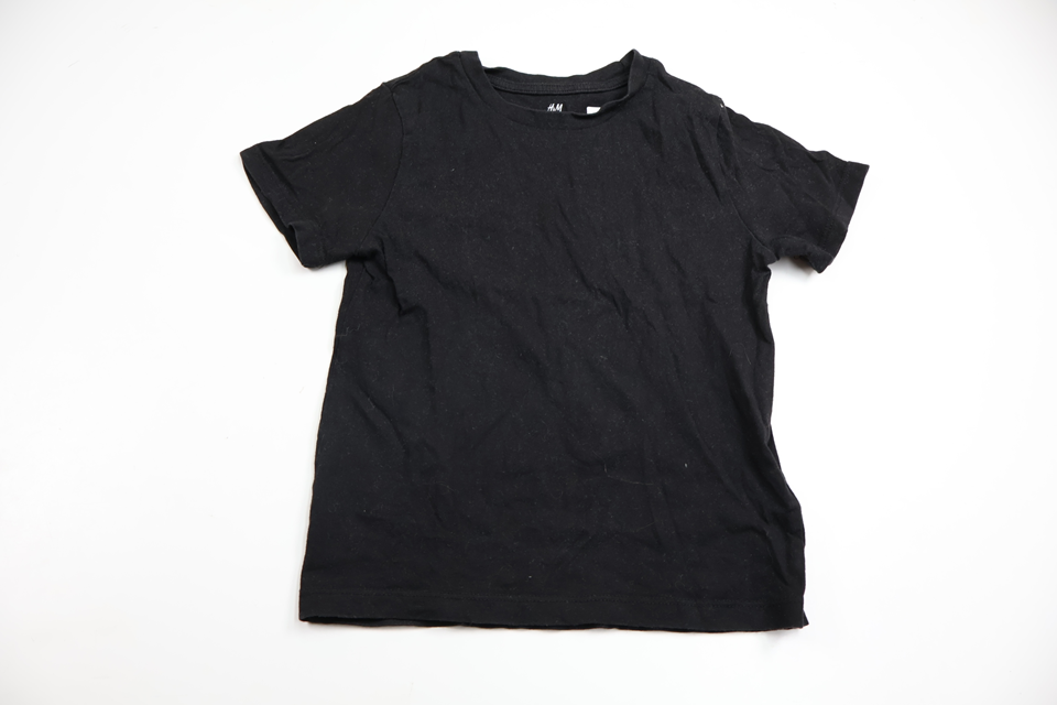 T-shirt från H&M - Storlek 110/116 - Svart