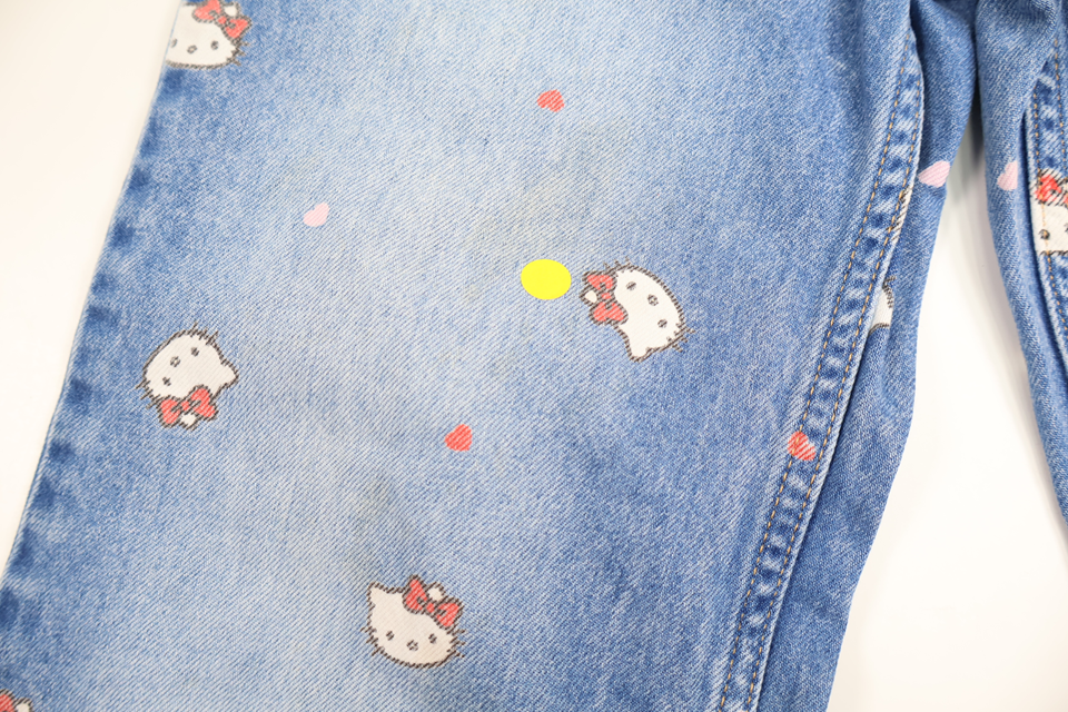 Utsvängda jeansbyxor med Hello Kitty från H&M - Storlek 122 - Denim